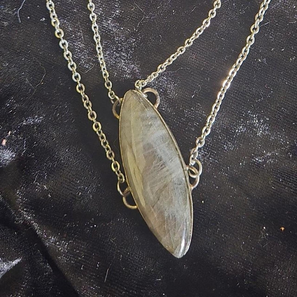 Elegant Gold Pendant Necklace
